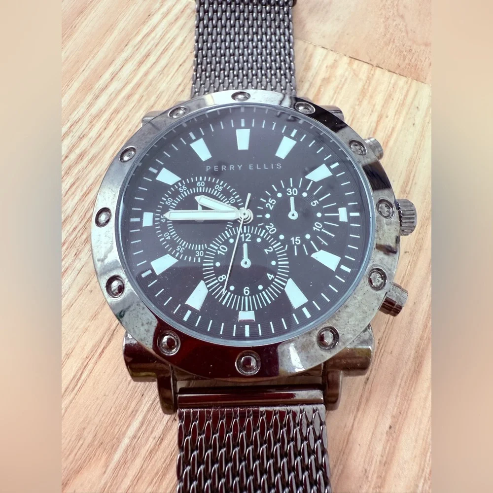 Perry Ellis men’s gunmetal gray fashion watch NEW BATTERY